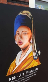 左から見るとこちらを向いているように見える＝加東市下滝野