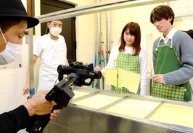 豆乳から湯葉をすくい上げる＝多可町八千代区中野間