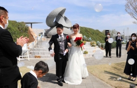 コロナ禍を乗り越えて挙式を挙げた松本さん夫妻＝小野市中島町