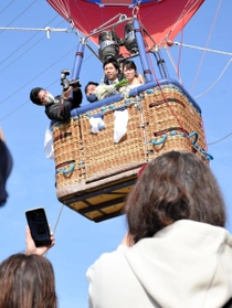 ブーケトスをする菅野祐貴さん、祥加さん夫妻＝いこいの村はりま