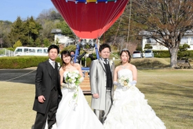 結婚式を挙げた２組＝いこいの村はりま