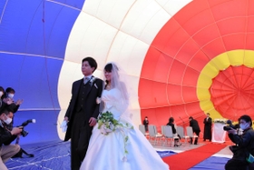 結婚式を挙げた菅野祐貴さん、祥加さん夫妻＝いこいの村はりま