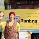 キッチンカーを営業しながらマルシェを開く田居史江さん＝加西市鶉野町