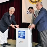 小野市加東市医師会の西山敬吾会長（左）に空気清浄機を贈る小野加東ロータリークラブのメンバーら＝小野商工会館