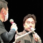 ステージ上であいさつするトータス松本さん＝西脇市郷瀬町、西脇民会館