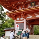 犬を連れて仁王門をくぐる参拝者ら（播州清水寺提供）