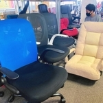 ヤマソロ本社にある椅子などの商品。インターネットを通じて全国に販売されている＝小野市下来住町
