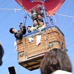 ブーケトスをする菅野祐貴さん、祥加さん夫妻＝いこいの村はりま