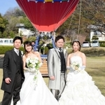 結婚式を挙げた２組＝いこいの村はりま