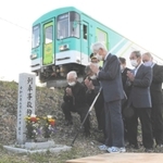 慰霊碑の前で手を合わせる関係者たち＝加西市網引町