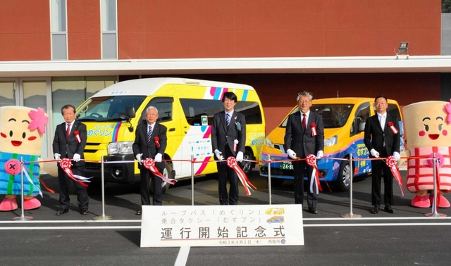 運行開始式でテープカットする片山象三市長（中央）ら＝西脇市下戸田