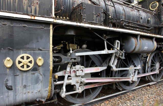 重厚感を伝えるＳＬ。お召し列車用としても使われ、主連棒に赤い塗料が残る＝加東市下滝野