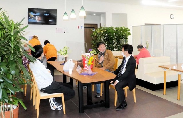 「ふれあいマート」のコミュニティースペース。自由に交流ができる＝小野市小田町