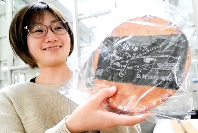 直径約２０センチ。お土産として開発された特大せんべい＝加西市役所