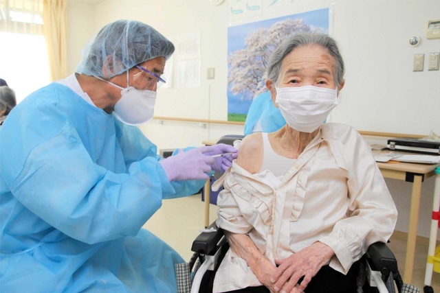 ワクチン接種を受ける高齢者施設の入所者＝西脇市下戸田（西脇市提供）