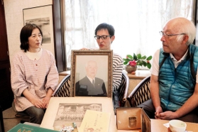 遺影を手に生前の加島正さんを語る息子の淳さん（右）とその妻の早苗さん（左）、孫の悠さん（中央）＝小野市内
