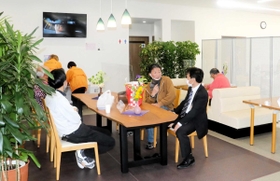 「ふれあいマート」のコミュニティースペース。自由に交流ができる＝小野市小田町