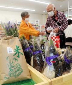 地元産野菜などが並ぶ店内＝小野市小田町