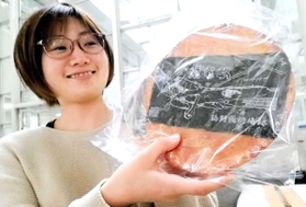 直径約２０センチ。お土産として開発された特大せんべい＝加西市役所