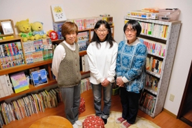 不登校児らの支援スペースをオープンさせた（左から）市位さん、東野さん、岡本さん＝西脇市西脇