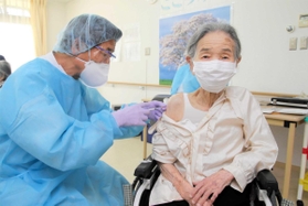 ワクチン接種を受ける高齢者施設の入所者＝西脇市下戸田（西脇市提供）