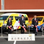 運行開始式でテープカットする片山象三市長（中央）ら＝西脇市下戸田