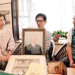 遺影を手に生前の加島正さんを語る息子の淳さん（右）とその妻の早苗さん（左）、孫の悠さん（中央）＝小野市内