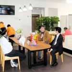 「ふれあいマート」のコミュニティースペース。自由に交流ができる＝小野市小田町
