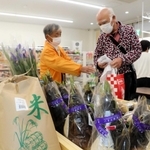 地元産野菜などが並ぶ店内＝小野市小田町