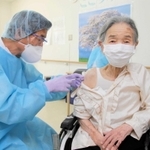 ワクチン接種を受ける高齢者施設の入所者＝西脇市下戸田（西脇市提供）