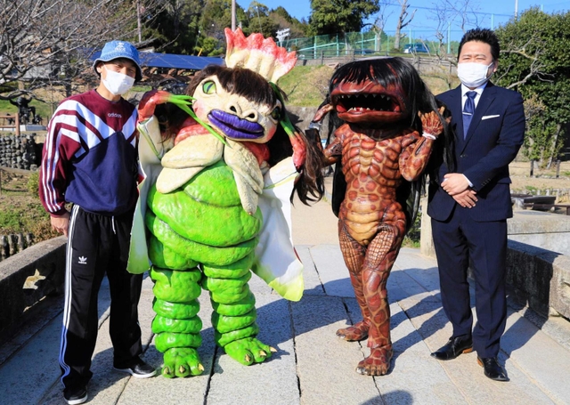 誕生を祝うお披露目イベントでかっぱのガジロウ（右）とも共演＝３月、福崎町西田原