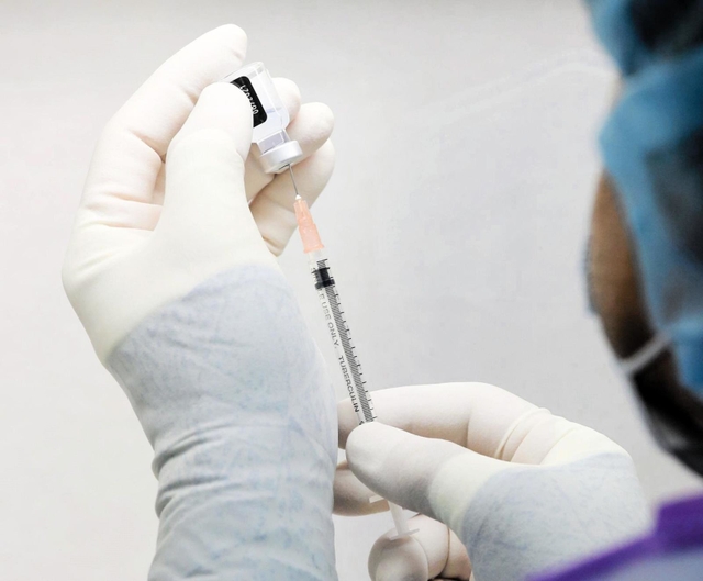 接種を前に注射器に分けられる新型コロナウイルスのワクチン（資料写真）