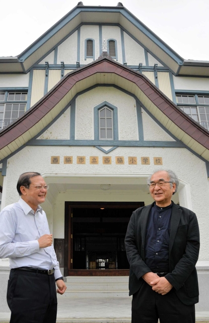 改修基本計画の策定に携わった神戸大の足立裕司名誉教授（右）と和田拓也校長