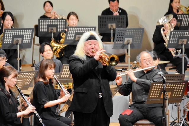 高いテクニックの演奏を披露するエリック・ミヤシロさんや播磨国吹奏楽団のメンバーたち＝加東市天神