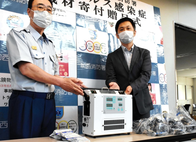 消毒装置を寄贈した菅野陽平専務（右）と、飯尾昌弘署長＝加西消防署