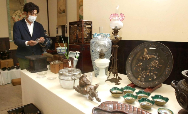 「和骨董の美」をテーマにした品々が並ぶ＝加西市三口町