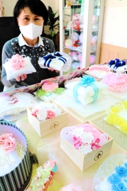 水池すみ子さんの手作りリングピロー＝小野市
