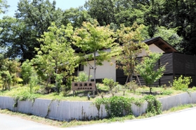３年前に完成した「鍬渓温泉きすみのの郷」＝小野市下来住町