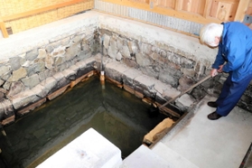 鍬渓温泉の源泉。４００年以上前から湯治客を癒やしてきた＝小野市下来住町