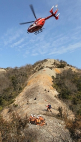 小野市消防本部が実施している小野アルプスでの山岳訓練。「低い山でも登山には注意を」と呼び掛ける＝２０１９年１月、小野市来住町
