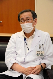 「第４波を乗り切るため、危機感が必要」と語る岩井正秀病院長＝西脇病院