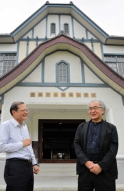 改修基本計画の策定に携わった神戸大の足立裕司名誉教授（右）と和田拓也校長