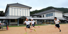 今も学びやとして使用されている木造校舎＝西脇市西脇