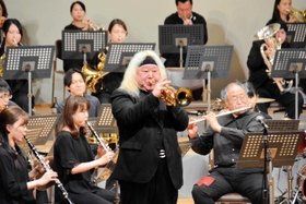 高いテクニックの演奏を披露するエリック・ミヤシロさんや播磨国吹奏楽団のメンバーたち＝加東市天神