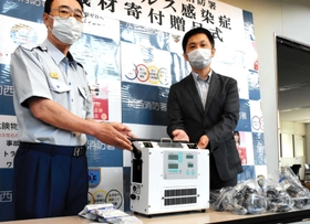 消毒装置を寄贈した菅野陽平専務（右）と、飯尾昌弘署長＝加西消防署