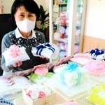 水池すみ子さんの手作りリングピロー＝小野市