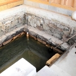 鍬渓温泉の源泉。４００年以上前から湯治客を癒やしてきた＝小野市下来住町