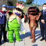 誕生を祝うお披露目イベントでかっぱのガジロウ（右）とも共演＝３月、福崎町西田原