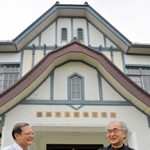 改修基本計画の策定に携わった神戸大の足立裕司名誉教授（右）と和田拓也校長