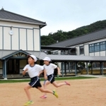 今も学びやとして使用されている木造校舎＝西脇市西脇